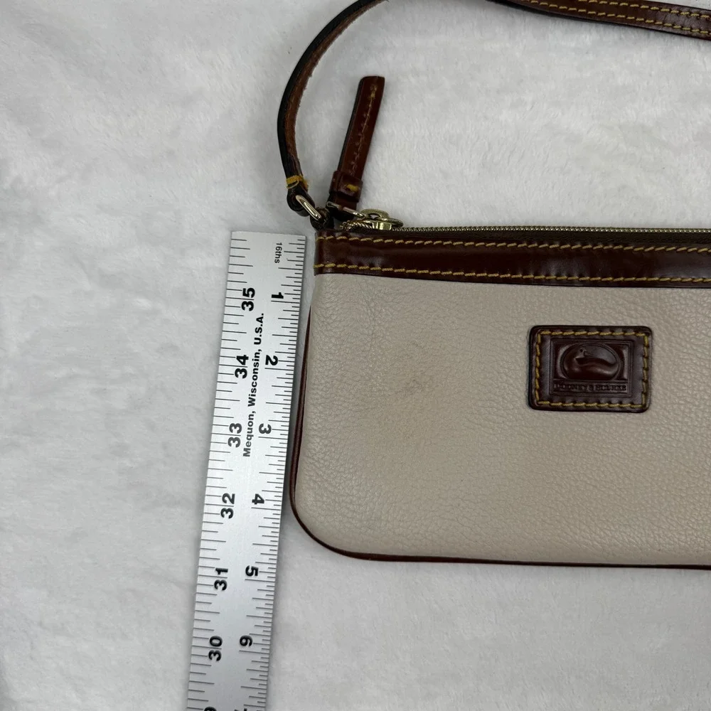 Dooney & Bourke Cream Pebbled‎ Leather Wristlet Pouch Brown Trim Duck Logo READ